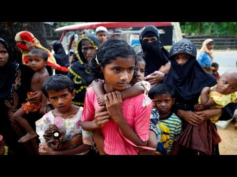 rohingya women and children queue for food
