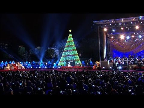 tom hanks aretha join obama to light xmas tree