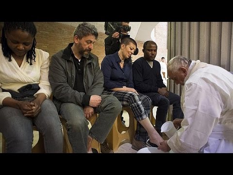 pope francis washes rome prisoners feet on holy thursday
