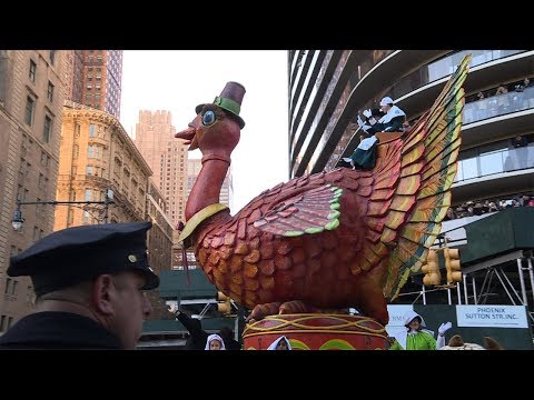 people participate in thanksgiving day parade