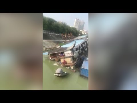 boat restaurant sinks into river
